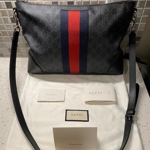 Gucci GG Supreme Wide Black Messenger in Excellent Condition